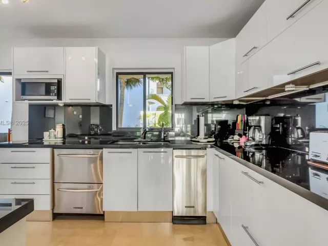 3-bedroom home for sale in Bay Harbor Islands - 10090 Bay Harbor Ter 10090 - MondialRealty