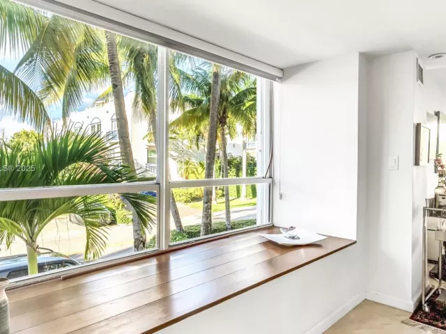 3-bedroom home for sale in Bay Harbor Islands - 10090 Bay Harbor Ter 10090 - MondialRealty