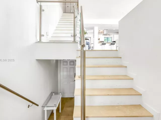 3-bedroom home for sale in Bay Harbor Islands - 10090 Bay Harbor Ter 10090 - MondialRealty