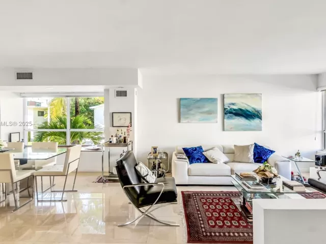 3-bedroom home for sale in Bay Harbor Islands - 10090 Bay Harbor Ter 10090 - MondialRealty