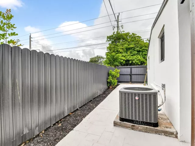 3-bedroom home for rent in West Palm Beach - 5008 Parker Avenue - MondialRealty