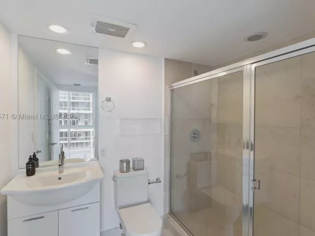 2-bedroom condo for sale in Miami - 475 Brickell Ave 4015 - MondialRealty