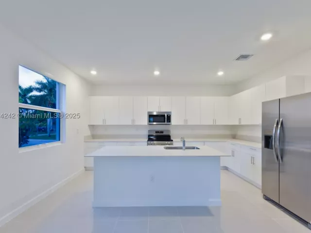5-bedroom home for sale in Miami - 13203 SW 188th Ter - MondialRealty