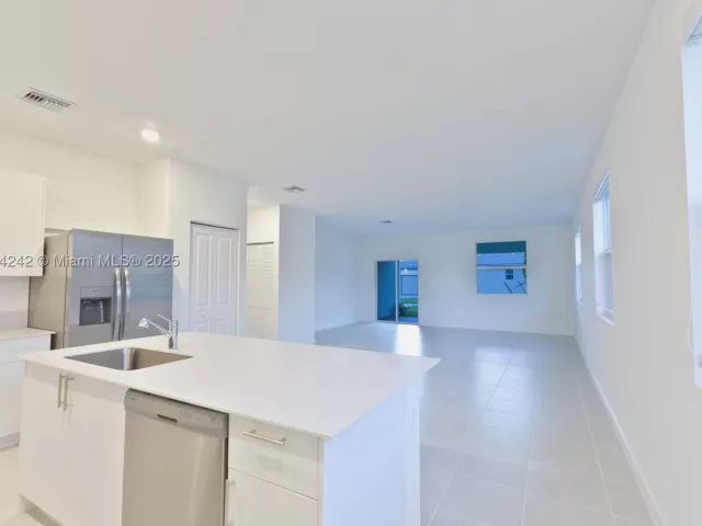 5-bedroom home for sale in Miami - 13203 SW 188th Ter - MondialRealty