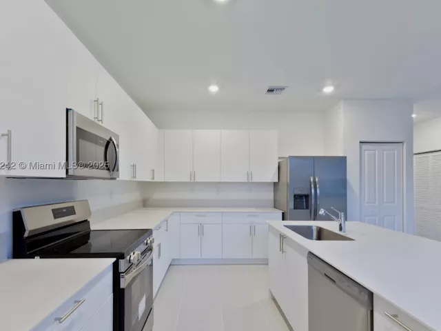 5-bedroom home for sale in Miami - 13203 SW 188th Ter - MondialRealty