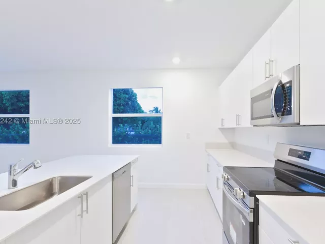 5-bedroom home for sale in Miami - 13203 SW 188th Ter - MondialRealty