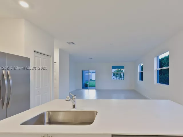 5-bedroom home for sale in Miami - 13203 SW 188th Ter - MondialRealty