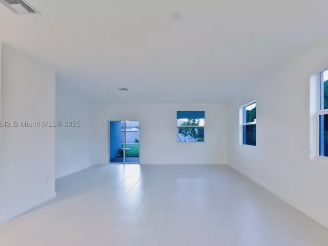 5-bedroom home for sale in Miami - 13203 SW 188th Ter - MondialRealty