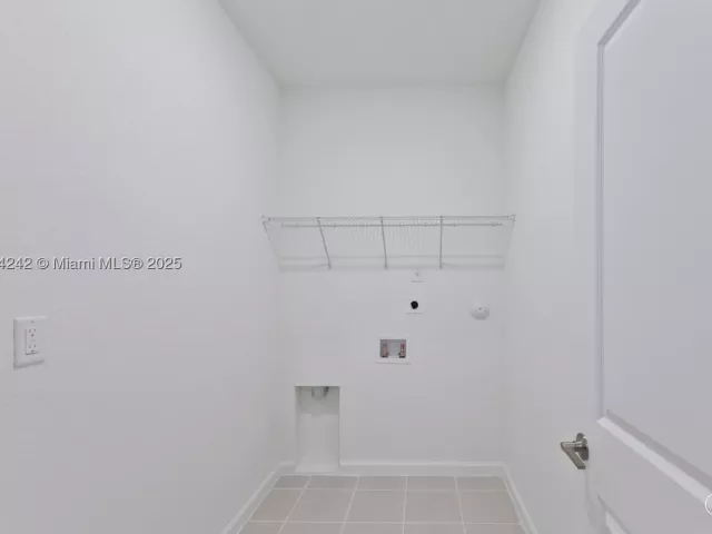 5-bedroom home for sale in Miami - 13203 SW 188th Ter - MondialRealty
