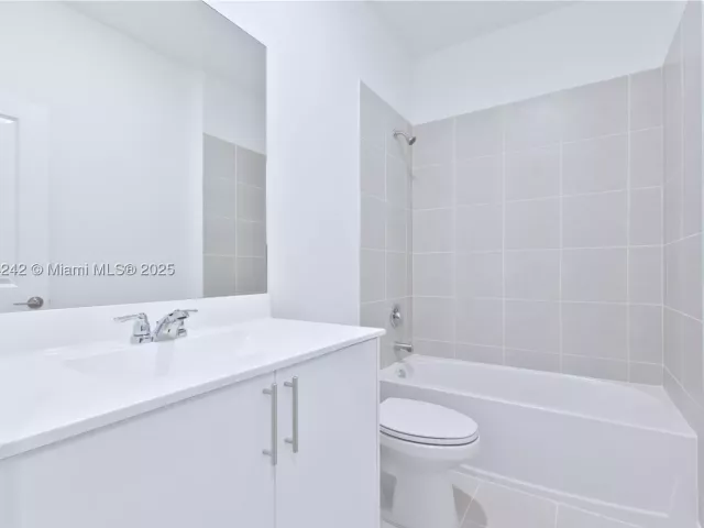 5-bedroom home for sale in Miami - 13203 SW 188th Ter - MondialRealty