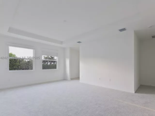 5-bedroom home for sale in Miami - 13203 SW 188th Ter - MondialRealty