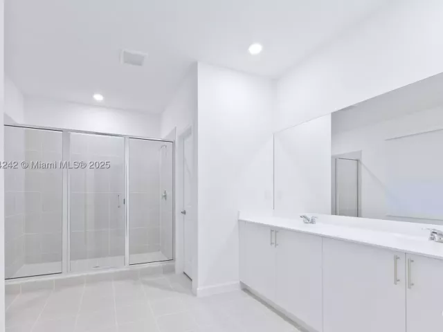 5-bedroom home for sale in Miami - 13203 SW 188th Ter - MondialRealty