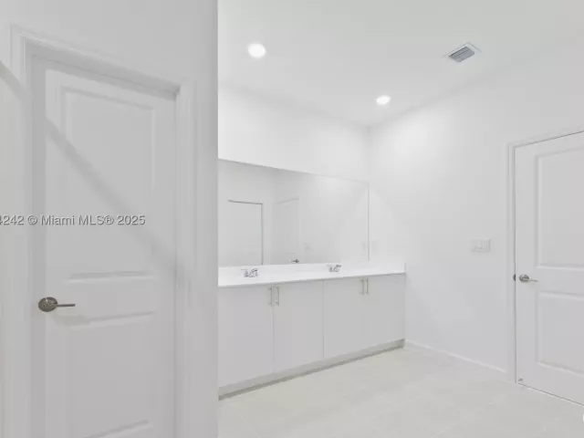 5-bedroom home for sale in Miami - 13203 SW 188th Ter - MondialRealty