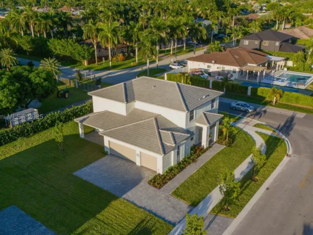 5-bedroom home for sale in Miami - 13203 SW 188th Ter - MondialRealty