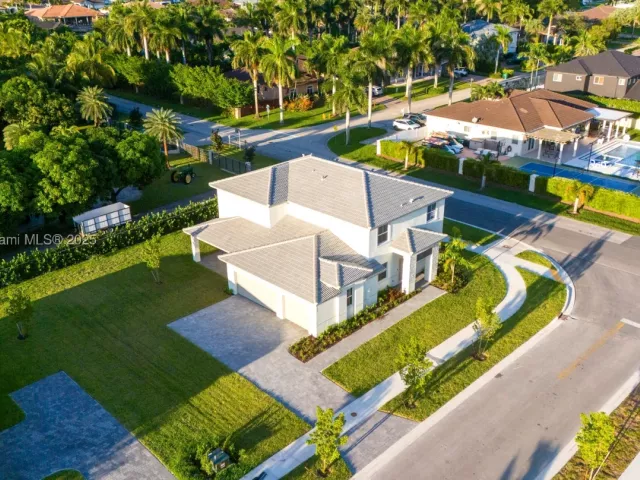 5-bedroom home for sale in Miami - 13203 SW 188th Ter - MondialRealty