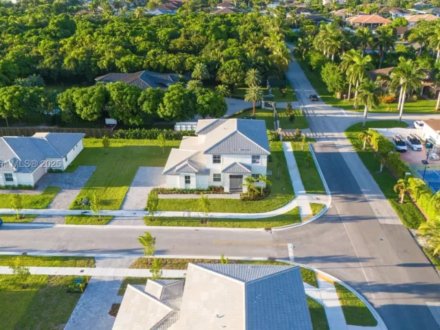 5-bedroom home for sale in Miami - 13203 SW 188th Ter - MondialRealty