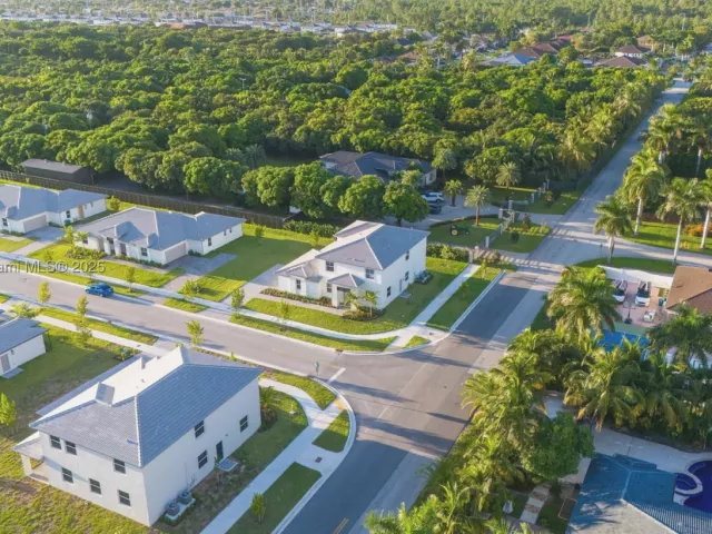 5-bedroom home for sale in Miami - 13203 SW 188th Ter - MondialRealty