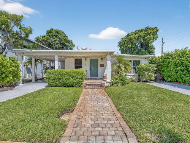 Home for sale at 1001 NE 16th Street - photo 6646381