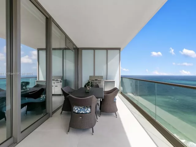 4-bedroom condo for sale in Sunny Isles Beach - 18975 Collins Ave 3402 - MondialRealty