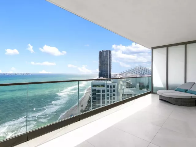 4-bedroom condo for sale in Sunny Isles Beach - 18975 Collins Ave 3402 - MondialRealty