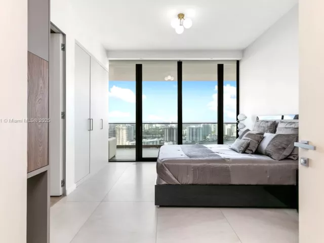 4-bedroom condo for sale in Sunny Isles Beach - 18975 Collins Ave 3402 - MondialRealty