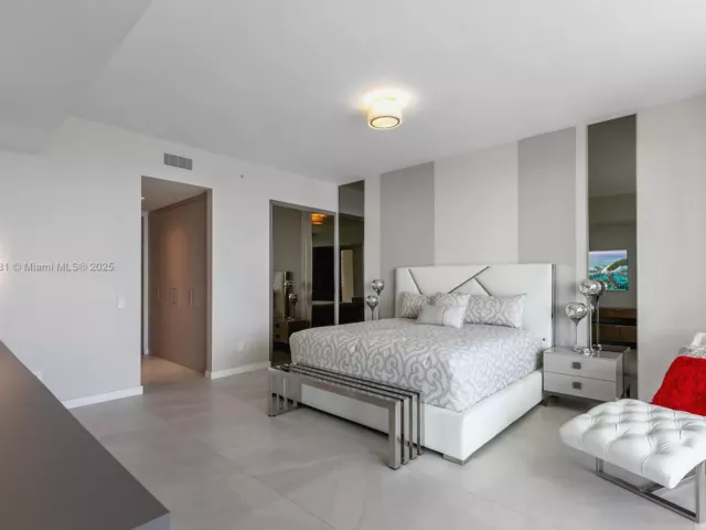 4-bedroom condo for sale in Sunny Isles Beach - 18975 Collins Ave 3402 - MondialRealty