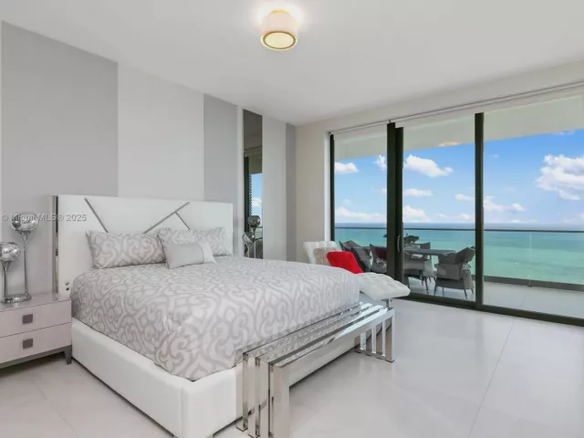 4-bedroom condo for sale in Sunny Isles Beach - 18975 Collins Ave 3402 - MondialRealty