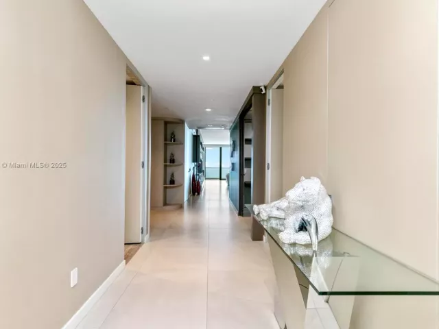 4-bedroom condo for sale in Sunny Isles Beach - 18975 Collins Ave 3402 - MondialRealty