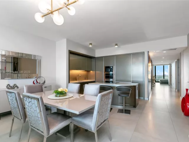 4-bedroom condo for sale in Sunny Isles Beach - 18975 Collins Ave 3402 - MondialRealty