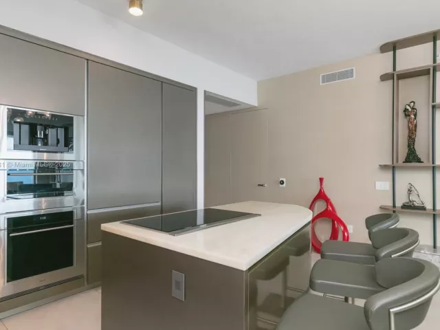 4-bedroom condo for sale in Sunny Isles Beach - 18975 Collins Ave 3402 - MondialRealty