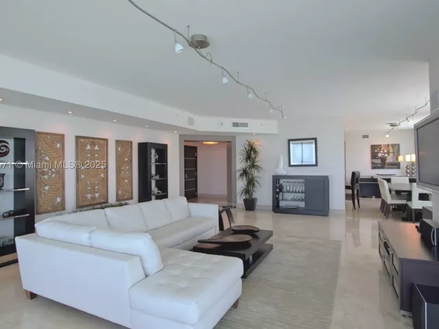 3-bedroom condo for rent in Hollywood - 3535 S OCEAN DR 2102 - MondialRealty