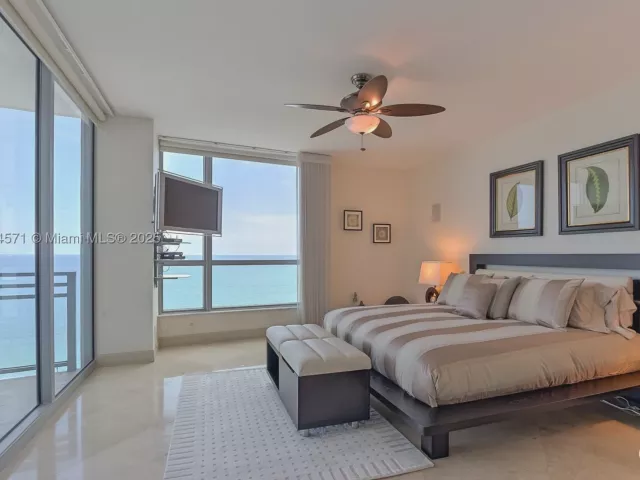 3-bedroom condo for rent in Hollywood - 3535 S OCEAN DR 2102 - MondialRealty