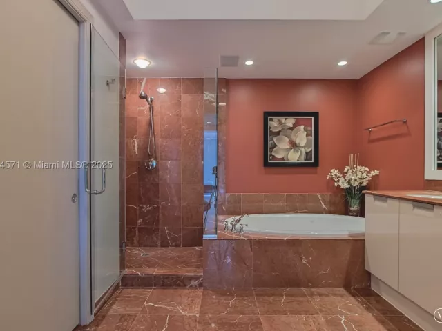 3-bedroom condo for rent in Hollywood - 3535 S OCEAN DR 2102 - MondialRealty