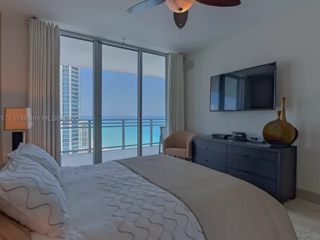 3-bedroom condo for rent in Hollywood - 3535 S OCEAN DR 2102 - MondialRealty