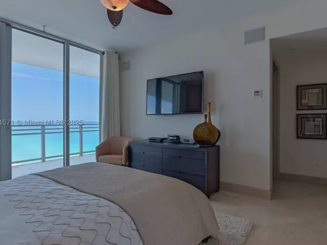 3-bedroom condo for rent in Hollywood - 3535 S OCEAN DR 2102 - MondialRealty