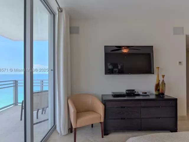 3-bedroom condo for rent in Hollywood - 3535 S OCEAN DR 2102 - MondialRealty
