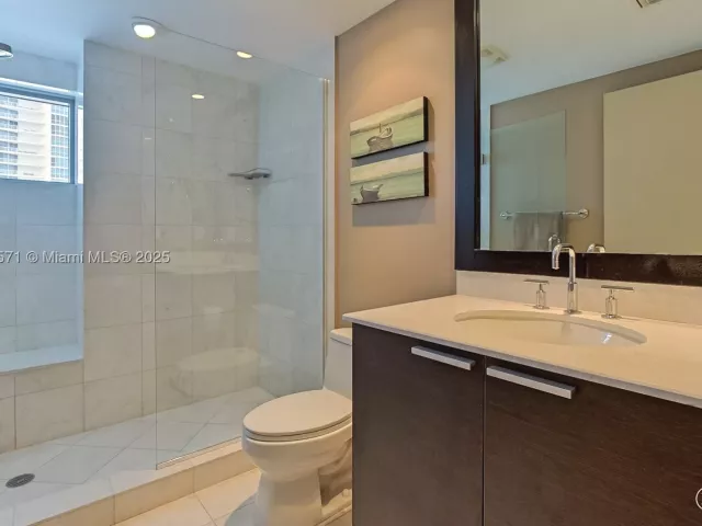 3-bedroom condo for rent in Hollywood - 3535 S OCEAN DR 2102 - MondialRealty