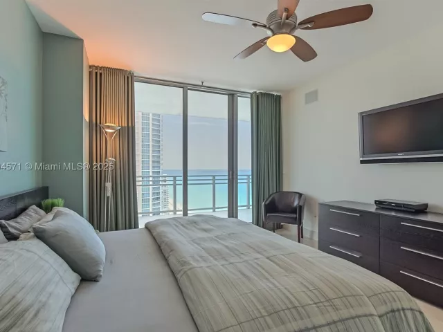 3-bedroom condo for rent in Hollywood - 3535 S OCEAN DR 2102 - MondialRealty