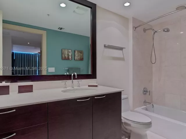 3-bedroom condo for rent in Hollywood - 3535 S OCEAN DR 2102 - MondialRealty
