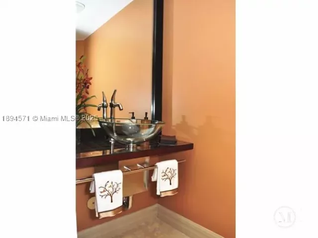 3-bedroom condo for rent in Hollywood - 3535 S OCEAN DR 2102 - MondialRealty