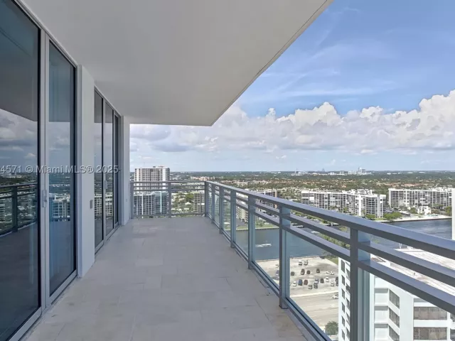 3-bedroom condo for rent in Hollywood - 3535 S OCEAN DR 2102 - MondialRealty