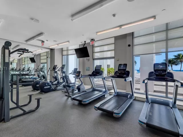 3-bedroom condo for rent in Hollywood - 3535 S OCEAN DR 2102 - MondialRealty