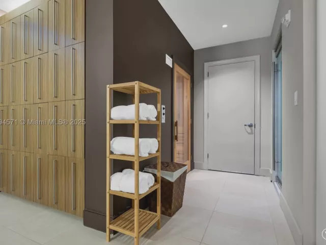 3-bedroom condo for rent in Hollywood - 3535 S OCEAN DR 2102 - MondialRealty