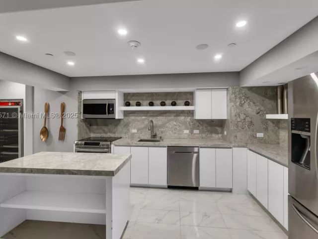 3-bedroom condo for rent in Hollywood - 3535 S OCEAN DR 2102 - MondialRealty