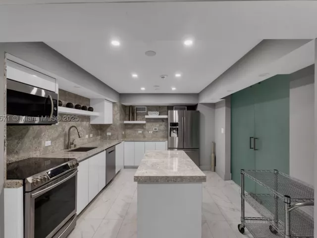 3-bedroom condo for rent in Hollywood - 3535 S OCEAN DR 2102 - MondialRealty