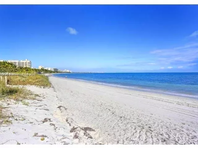 2-bedroom condo for sale in Key Biscayne - 1111 Crandon Blvd B506 - MondialRealty