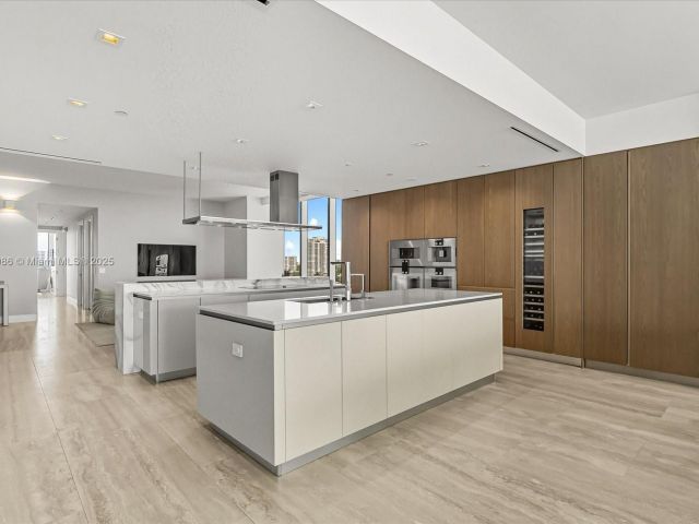 Apartment for sale  Unit #1001 - photo 6659516