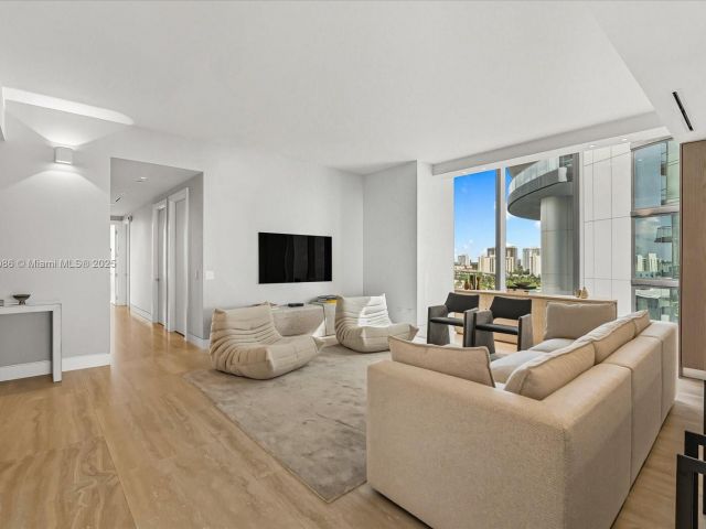 Apartment for sale  Unit #1001 - photo 6659520