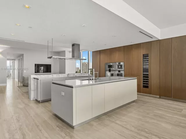 4-bedroom condo for sale in Sunny Isles Beach - 18501 Collins Ave 1001 - MondialRealty