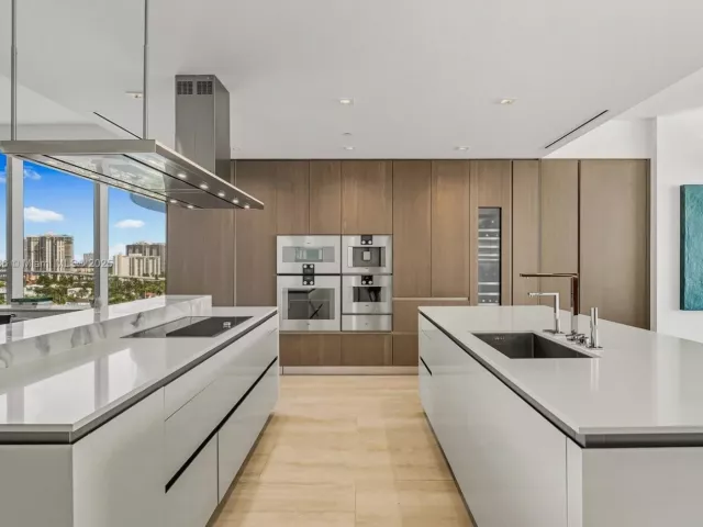 4-bedroom condo for sale in Sunny Isles Beach - 18501 Collins Ave 1001 - MondialRealty